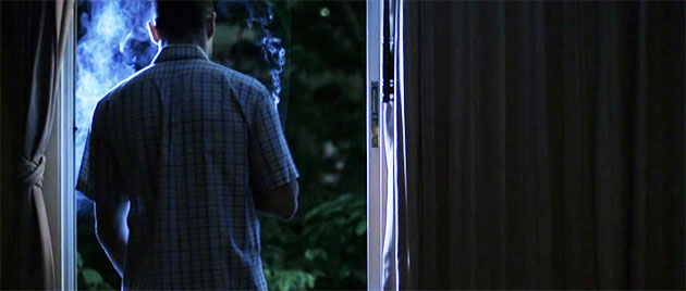 站在窗台抽烟的丈夫,表现得格外诡异